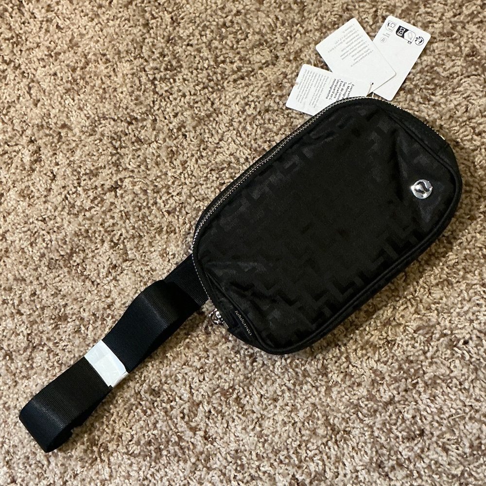 Lululemon Athletica Black Crossbody Bag✨